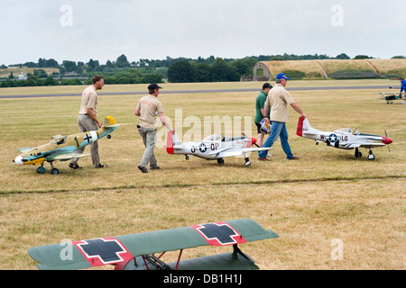 Espositori con Guerra Mondiale 2 modello fighters (Bf 109, P51 Mustang) al modello di grandi aeromobili mostrano a RAF Cosford, Shropshire, Regno Unito, luglio 2013. Foto Stock