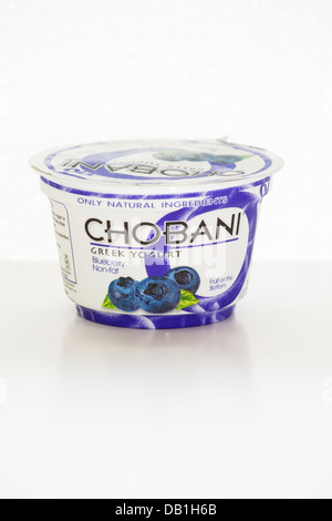 Un contenitore di Chobani mirtillo yogurt su un cabinet bianco con sfondo bianco Foto Stock