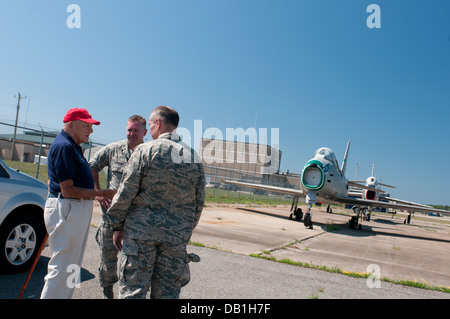 Lt. Gen. (Ret.) Winton "Ossa" Marshall era un F-86 Sabre pilota e Comandante della 335Fighter Squadron, Corea, dal 1951-1952. Dopo la guerra, l'Air Force ha ufficialmente confermato 6 ½ vittorie aeree per Lt. Gen. Marshall. Il 94-anno-vecchi pensionati gener Foto Stock