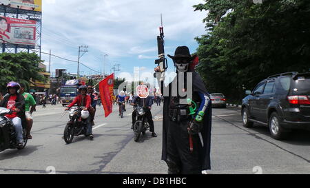 Quezon City, Filippine. 22 Luglio, 2012. Un uomo in costume di Zorro è visibile durante l'anti- stato della nazione indirizzo protesta svoltasi nella città di Quezon Credito: Sherbien Dacalanio/Alamy Live News Foto Stock