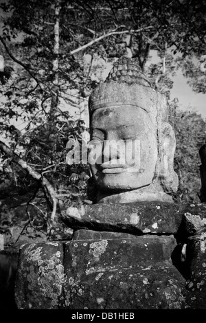 Testa del custode di gate, Angkor, Cambogia Foto Stock