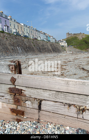 Città di Criccieth, Galles. Vista pittoresca di Criccieth's Marine terrazza residenziale e alloggi per le vacanze. Foto Stock