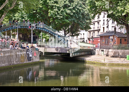 Apertura di un ponte girevole sul Canal St-Martin, vicino l'hotel du Nord - Parigi, Francia Foto Stock