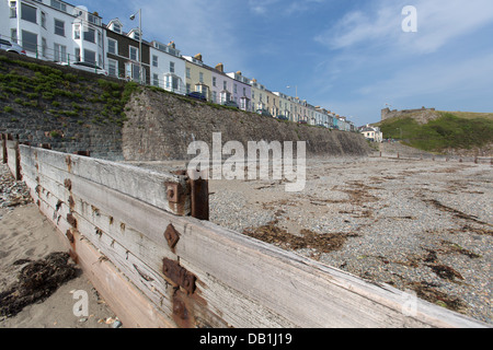 Città di Criccieth, Galles. Vista pittoresca di Criccieth's Marine terrazza residenziale e alloggi per le vacanze. Foto Stock