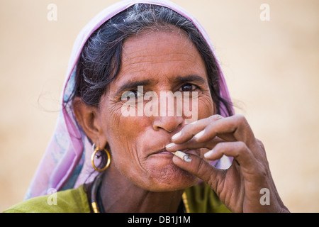 Rurale donna indiana fumare vicino a Delhi, India Foto Stock