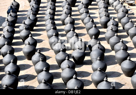 ceramiche che asciugano al sole in strada, Piazza della ceramica, Bhaktapur, Nepal Foto Stock
