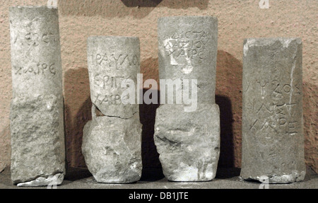 Scrittura illiriche incisa sulla pietra. Ii secolo A.C. Da Durazzo. Museo archeologico. Tirana. L'Albania. Foto Stock