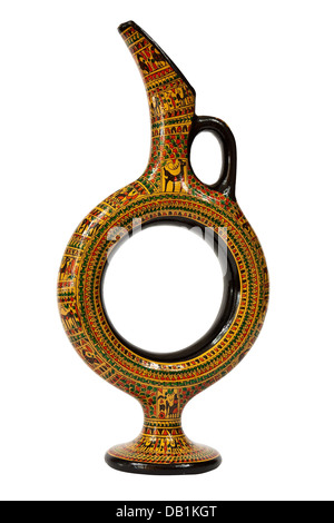 Dipinto a mano orientale tradizionale brocca di vino su sfondo bianco Foto Stock