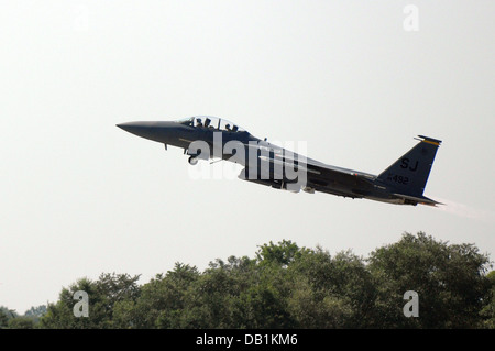 Un F-15E Strike Eagle assegnato alla 336a Fighter Squadron prende il largo per la prima volta in più di tre mesi presso Seymour Johnson Air Force Base, N.C., 17 luglio 2013. Nonostante la recente assegnazione di ore di volo, bilancio incertezza continua a rendere Foto Stock