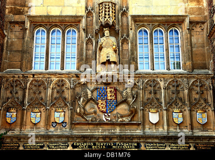 Cambridge, Trinity College gateway, araldica e statua di Re Enrico VIII con sedia gamba, University, Inghilterra UK dettaglio Foto Stock