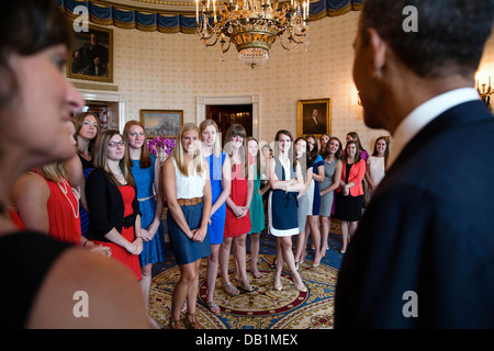 Il Presidente Usa Barack Obama colloqui con membri della divisione III donna campione di basket DePaul University Tigers nella camera blu della Casa Bianca Giugno 14, 2013 a Washington, DC. Foto Stock