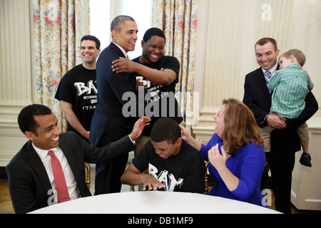 Il Presidente Usa Barack Obama saluta la Festa del Papà pranzo gli ospiti nello stato in sala da pranzo della Casa Bianca Giugno 14, 2013 a Washington, DC. Foto Stock