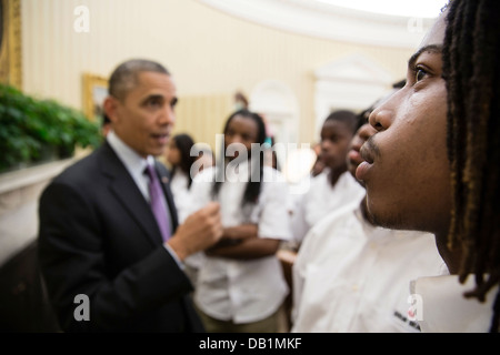 Gli studenti di William R. Harper High School di Chicago di ascoltare come il Presidente Barack Obama parla con loro circa il Proclama di emancipazione appeso all Ufficio Ovale Giugno 5, 2013 a Washington, DC. Foto Stock