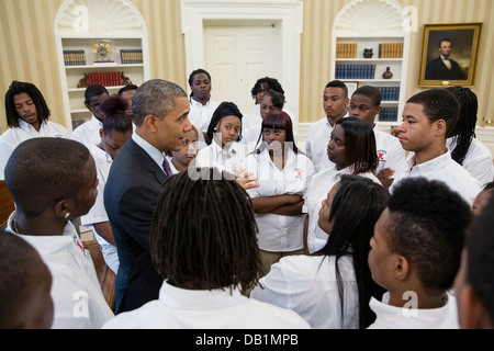 Il Presidente Usa Barack Obama parla con gli studenti di William R. Harper High School di Chicago durante una visita all'Ufficio Ovale Giugno 5, 2013 a Washington, DC. Foto Stock