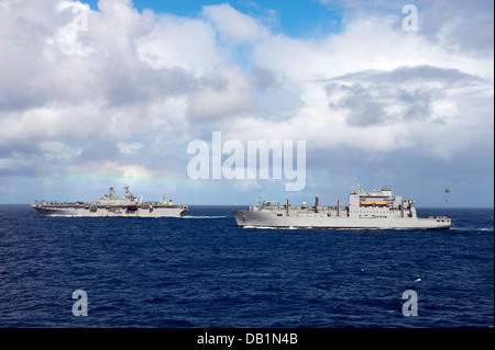 Distribuita Amphibious Assault nave USS Bonhomme Richard (LHD 6) prende su di carburante durante il rifornimento in mare come secco nave cargo USNS Charles Drew (T AKE 10) entra a fianco. Bonhomme Richard è l'ammiraglia per il Bonhomme Richard Expeditionary Strike Foto Stock