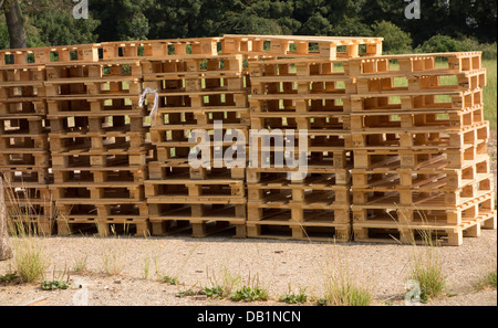 Una pila di pallet su disco in piedi Foto Stock