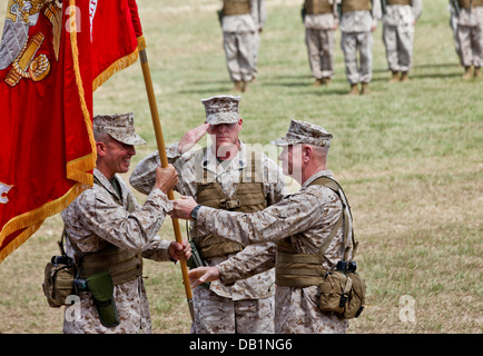 Lt. Gen. Kenneth J. Glueck Jr., destra passa il III Marine forza expeditionary colori organizzativa di Lt. Gen. John E. Wissler durante il III MEF cambiamento di cerimonia di comando 19 Luglio sul Camp Foster. "Ai nostri Marines e marinai, vi sono un certo vigore i Foto Stock