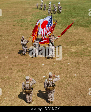 Lt. Gen. Kenneth J. Glueck Jr., sinistra, e il tenente Gen. John E. Wissler salutate le insegne nazionali del Giappone e degli Stati Uniti durante il Foto Stock