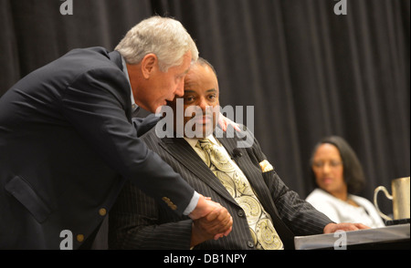 Il Segretario della Difesa Chuck Hagel parla con il giornalista e autore Roland Martin durante la conferenza di minoranza di funzionari di trasporto Luglio 16, 2013, a Jacksonville, Fla. Hagel era in rotta per Naval Air Station Jacksonville come parte di una tre giorni di tr Foto Stock