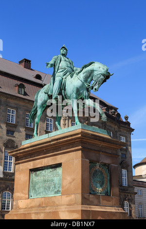 Statua equestre di re Federico VII al di fuori del Palazzo Christiansborg su Slotsholmen o castello isola. Copenaghen Zelanda Danimarca Foto Stock