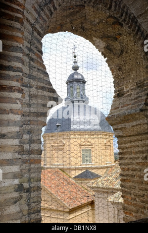 La Chiesa dei Gesuiti o San Ildefonso chiesa dalla torre del XIII secolo la chiesa mudéjar di San Román. Toledo, Spagna Foto Stock
