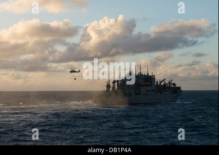 Un MH-60S Sea Hawk elicottero dall'isola dei Cavalieri di un elicottero di combattimento squadrone di supporto (HSC) 25 porta le forniture dal Foto Stock