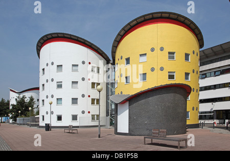 Circolare blocchi residenziali per studenti presso l Università di East London, Regno Unito, vicino alla Royal Albert Dock, progettato dall'architetto Ted Cullinan. Foto Stock