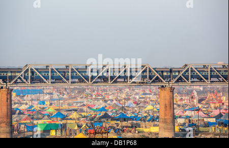 Treno su un ponte al di sopra del Kumbh Mela, Allahabad, India Foto Stock