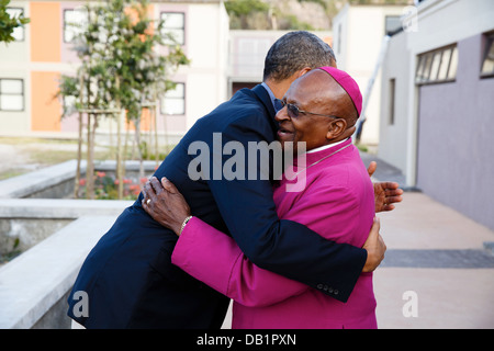 Il Presidente Usa Barack Obama saluta l'arcivescovo Desmond Tutu come egli arriva a Desmond Tutu HIV Fondazione Centro Giovanile Giugno 30, 2013 a Cape Town, Sud Africa. Foto Stock