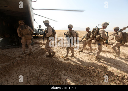 Stati Uniti Marines con Golf Company, 2° Battaglione, 8 Marines, immettere un CH-53E Super Stallion durante un funzionamento a Tangi Sufla, provincia di Helmand, Afghanistan, luglio 18, 2013. L'operazione è stata condotta a sostegno dell'Operazione Enduring Freedom. Foto Stock