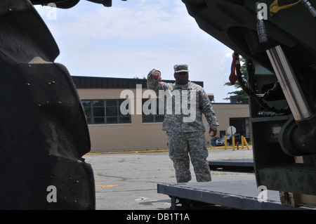 Il personale Sgt. Mario Bandy, trasporto supervisore con 126Transportation Company, 189contro il supporto del battaglione di supporto e di Fayetteville, N.C., nativo, guide di massa di un sollevatore a forca durante una missione di supporto a Fort Lee, Va. Luglio 16. Foto Stock