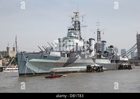 HMS Belfast. Un museo nave da guerra ormeggiata nel fiume Thames, London, di fronte alla Torre di Londra Foto Stock