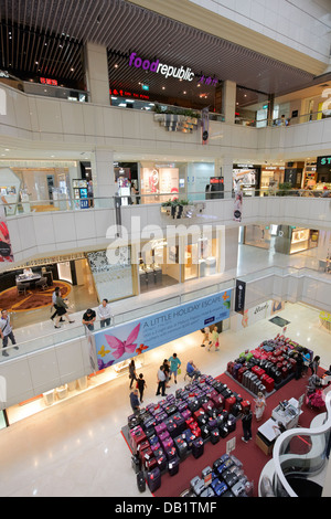 Interno del Wisma Atria shopping mall, Orchard Road, Singapore. Foto Stock