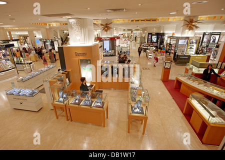 Vista interna del lussuoso centro commerciale Ngee Ann City. Orchard Road, Singapore. Foto Stock