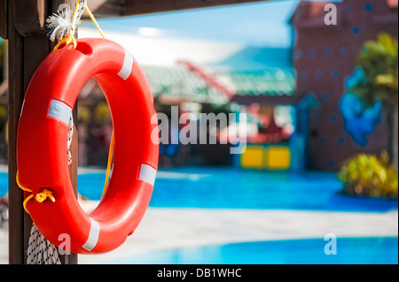 Salvagente appeso su una trave di legno in piscina Foto Stock