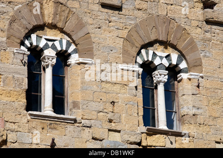 Windows Palazzo dei Priori Volterra Toscana Italia Foto Stock