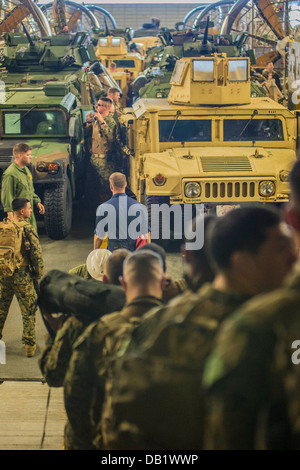 Marines assegnato al trentunesimo Marine Expeditionary Unit (MEU) attrezzature di carico su una Landing Craft Air Cushion (LCAC) prima di con Foto Stock