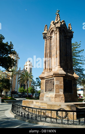 Monumento ai soldati spagnoli uccisi in Africa guerra (1859-1860 ) e la Catedral de la Asuncion. Ceuta . Spagna. Foto Stock