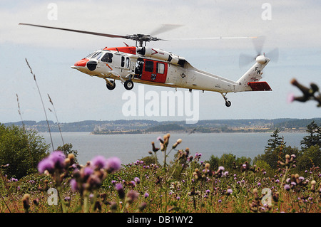 Velisti assegnati Naval Air Station Whidbey Island la ricerca e soccorso (SAR) unità, scende in un MH-60 Sea Hawk elicottero durante una ricerca e valutazione di salvataggio. La valutazione SAR vantaggi il comando e la comunità locale da valutare tecniche sar un Foto Stock