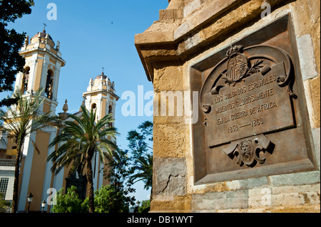 Monumento ai soldati spagnoli uccisi in Africa guerra (1859-1860 ) e la Catedral de la Asuncion. Ceuta . Spagna. Foto Stock