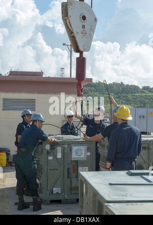 Velisti assegnati per il trasporto anfibio dock nave USS Denver (LPD 9) Allegare al carico di una gru. Denver è di pattuglia con il Foto Stock