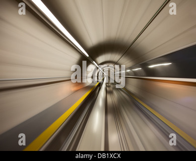 Attraversando il tunnel della metropolitana (dall'aeroporto di Zurigo) Foto Stock