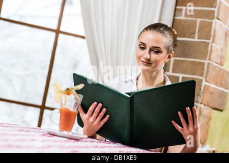 Ritratto di una bella signora al ristorante Foto Stock