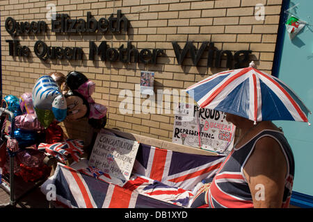 Londra, UK 22 Luglio, 2013. I realisti e Disney palloncini come supporti di tensione al di fuori dell'ospedale St Mary, Paddington di Londra, dove i media e i realisti attendono notizie di Kate, duchessa di Cambridge è imminente la nascita di un bambino. Alcune sono state camping fuori per un massimo di due settimane durante una ondata di caldo NEL REGNO UNITO, avente imbustare i migliori luoghi dove l'erede al trono britannico saranno infine mostrato al mondo che attende. Copyright Richard Baker / Alamy Live News Foto Stock