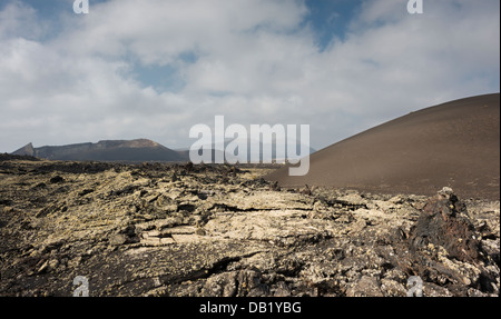 Senza nome cono di scorie nel campo di lava dell'eruzione del 1730-36, con de la Caldera de los Cuervos iniziale di centro eruttivo, sinistra Foto Stock