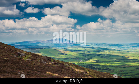 Vista attraverso il Golden Vale di Tipperary verso Slievenamon, dal gap, Nièvre Valley, Comeragh montagne, Waterford Foto Stock