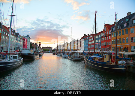Tramonto sul quartiere di Nyhavn a Copenaghen, Danimarca Foto Stock
