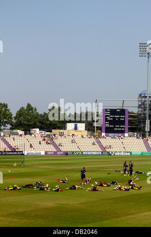 Hampshire Royals e Kent Spitfires giocatori in fase di riscaldamento prima di venti20 corrispondono a luglio 21, 2013. Ciotola Ageas, Southampton, Regno Unito Foto Stock