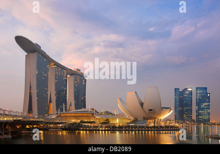 Il Marina Bay Sands Hotel e Museo ArtScience accesa al crepuscolo. Singapore. Foto Stock