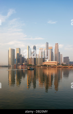 Il distretto centrale degli affari (CBD) grattacieli riflessi nell'acqua. Singapore. Foto Stock